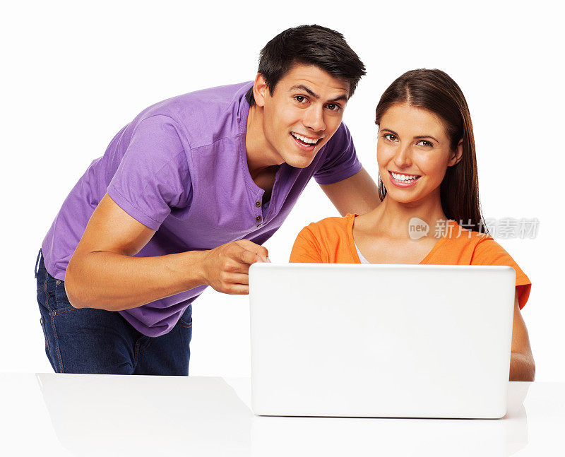 年轻夫妇使用笔记本电脑-隔离
