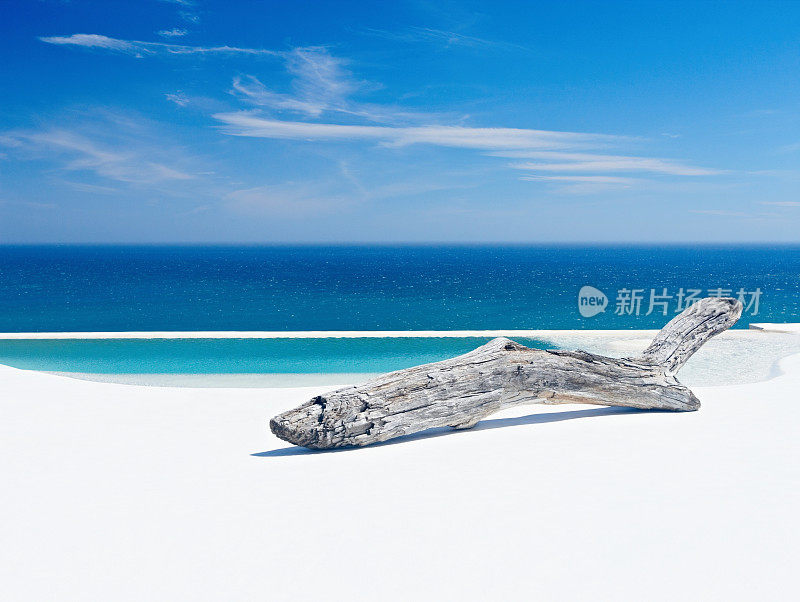 在海滩的游泳池里把沙子填上