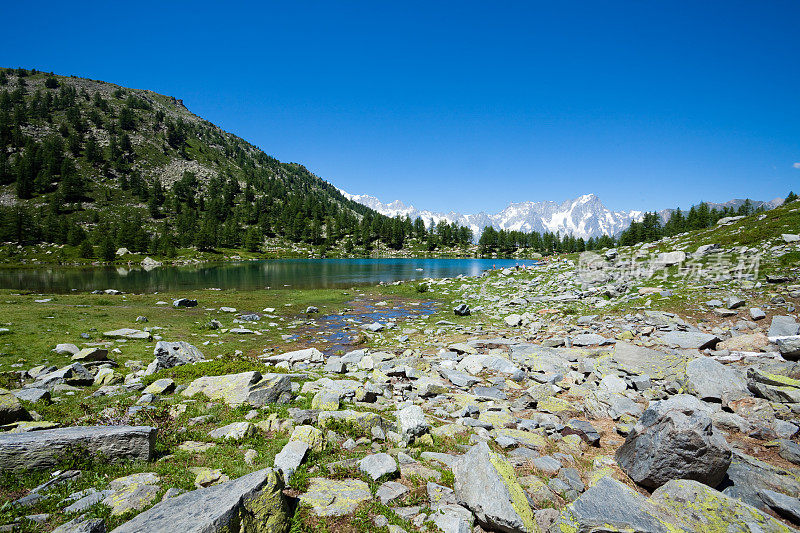 意大利阿尔卑斯山田园诗般的湖泊
