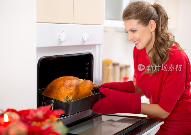 一个女人正在为晚餐准备烤火鸡。