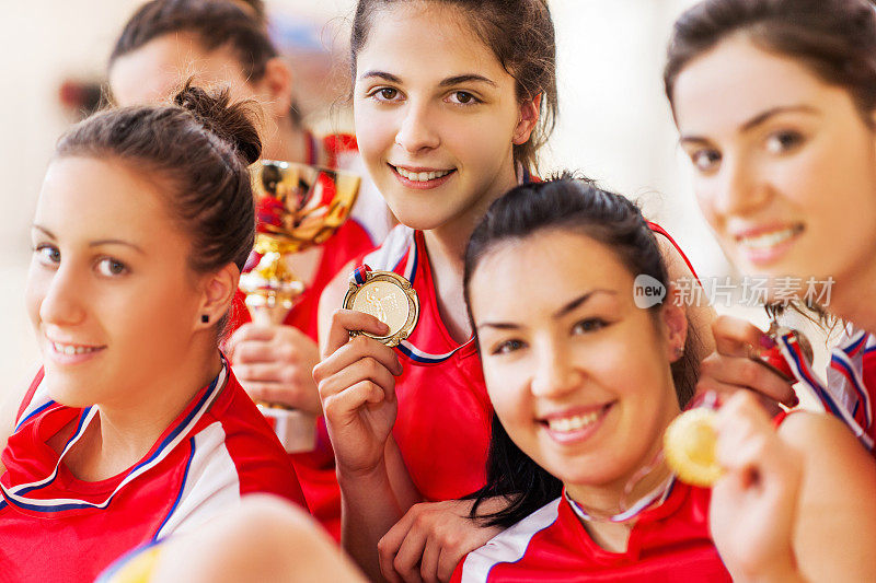 女子青少年排球队捧冠军杯。