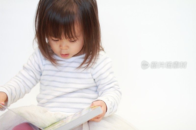 日本女孩在看图画书(2岁)