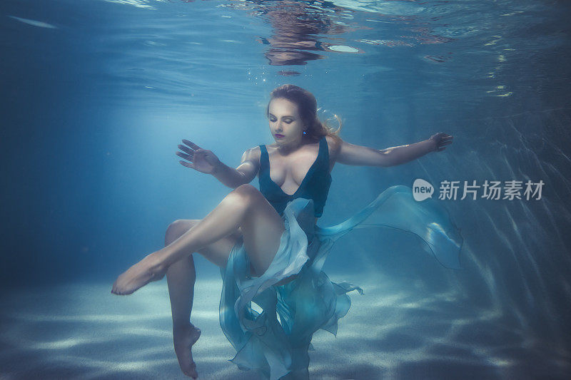 女人在水下潜水。