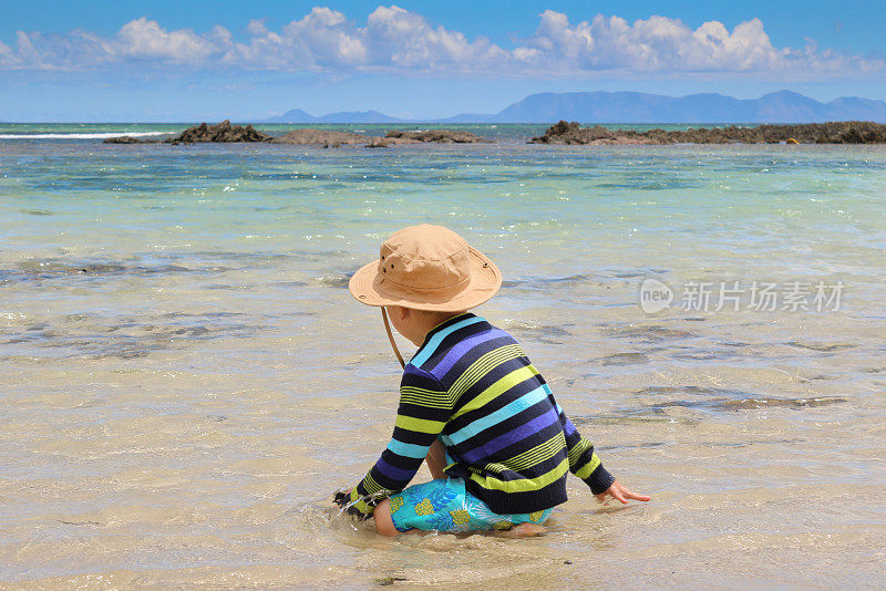 小男孩在浅海中戏水