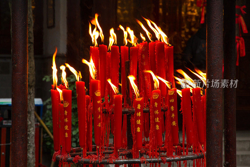 佛寺红烛，吉祥如意