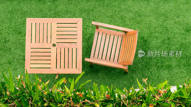 俯视图木桌子和椅子桌子在草地上