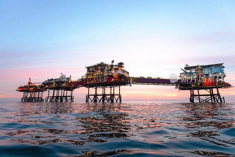 日落时的海上石油装置