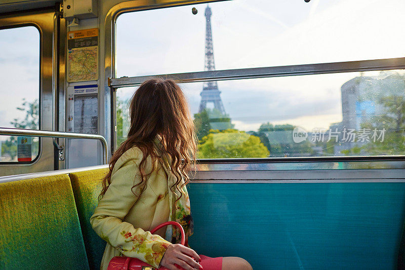 巴黎地铁里的年轻美女