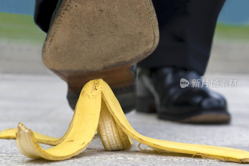 近距离观察踩在香蕉皮上的商人