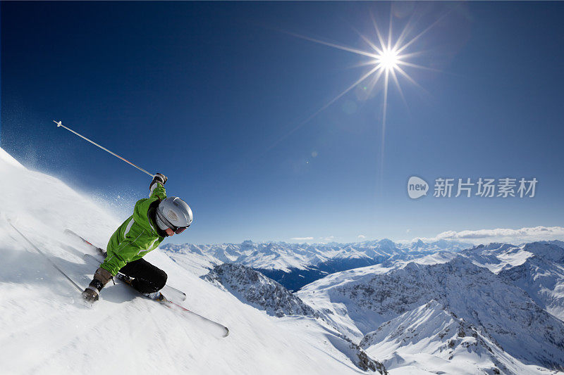 有阳光和高山的滑雪者