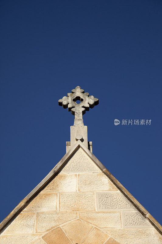 耶稣受难像在天空湛蓝的教堂顶上