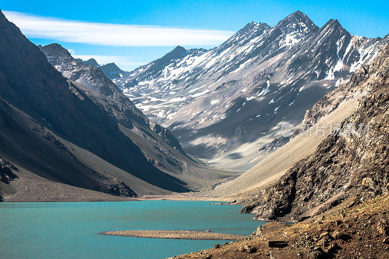 安第斯山脉中部的一个小湖