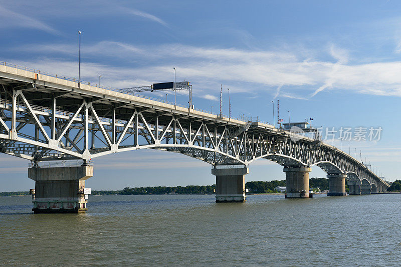弗吉尼亚州约克镇约克河上的桥