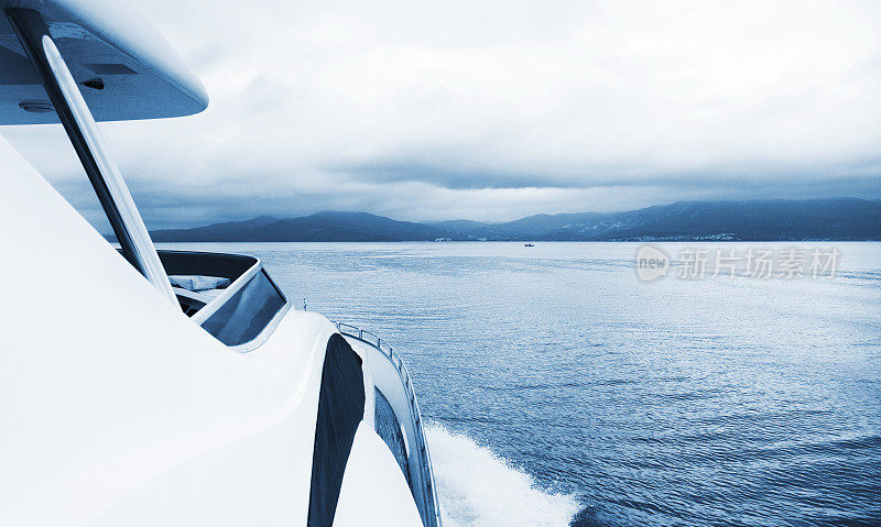 游艇航行。高速度。海中。波。风暴。蓝色调。