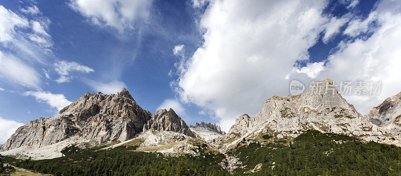 南蒂罗尔法扎里戈山口的Dolomites