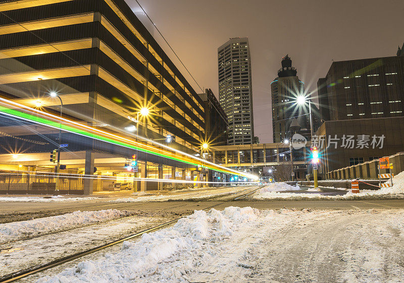 明尼阿波利斯轻轨列车在下雪的冬夜