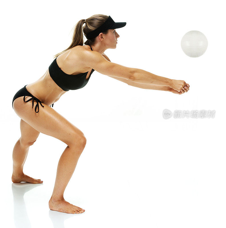 女运动员打排球