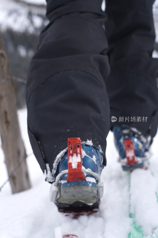 越野Telemark滑雪者滑雪旅游在山区