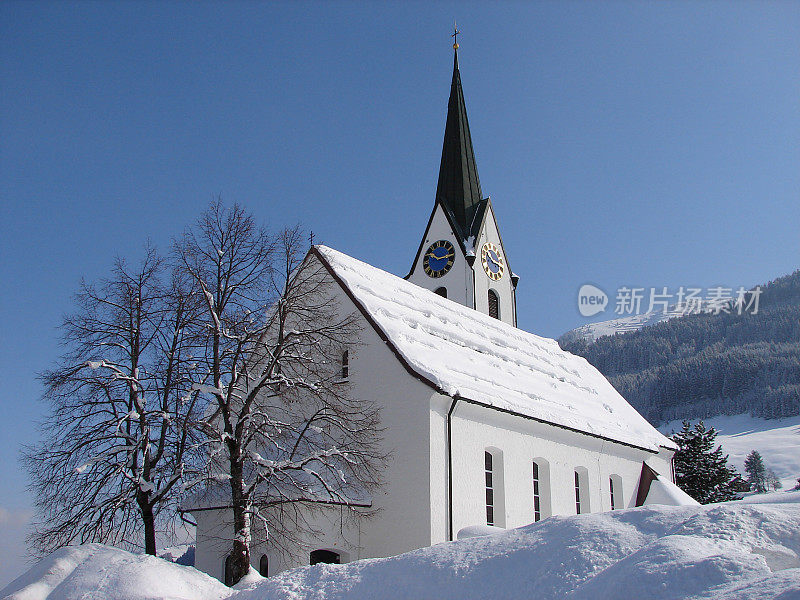 雪中的教堂