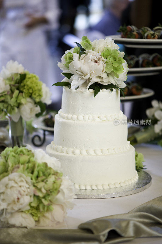 白色婚礼蛋糕与鲜花