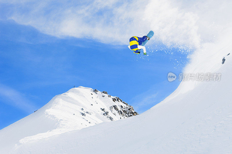 自由式滑雪运动员在一个跳跃