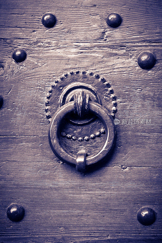 强化木门上的铁门环，意大利