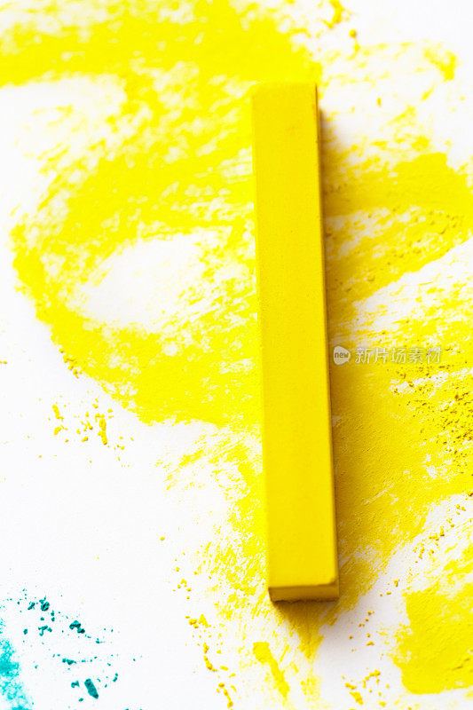 鲜艳的黄色粉笔在画板上的特写