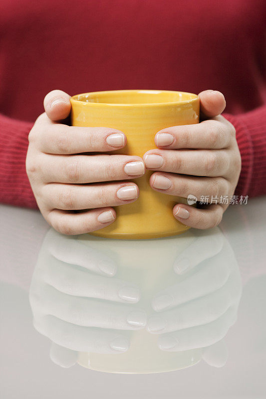 手握热饮-咖啡，茶，可可