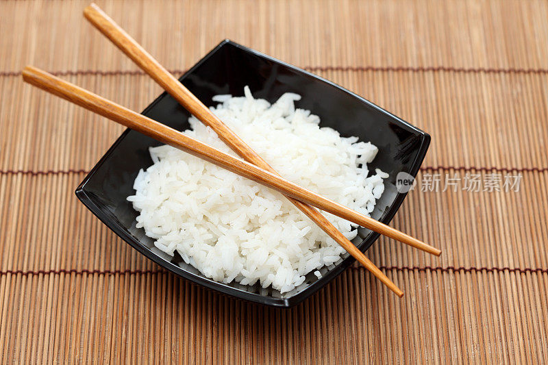 用筷子夹碗里的米饭