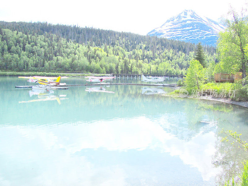 水上飞机在阿拉斯加的山区