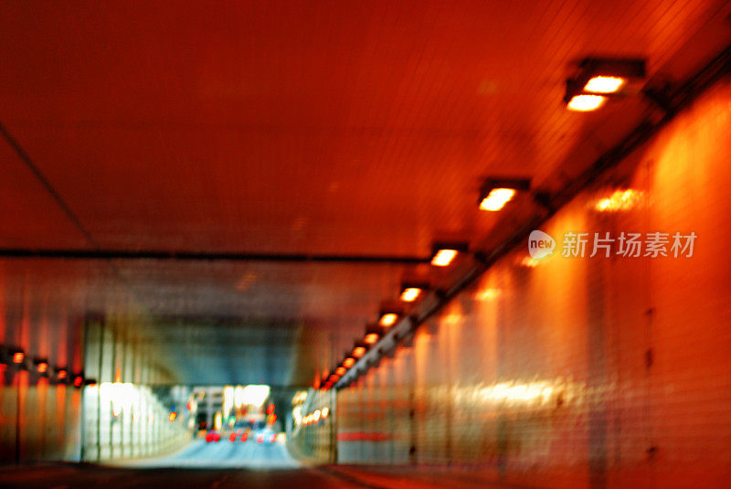 软焦点背景视图的高速公路通过隧道到街道
