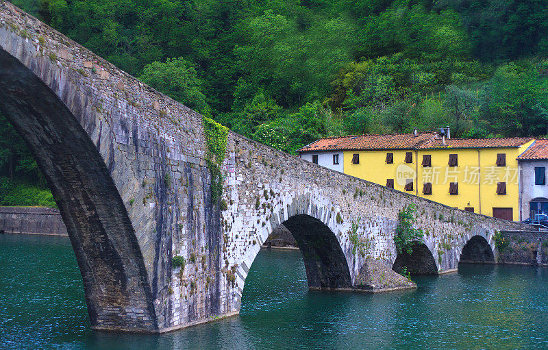 中世纪的“魔鬼桥”，位于意大利托斯卡纳的卢卡附近的Serchio河上