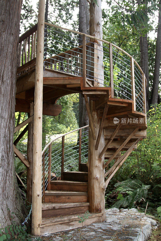手工制作的螺旋楼梯到树屋