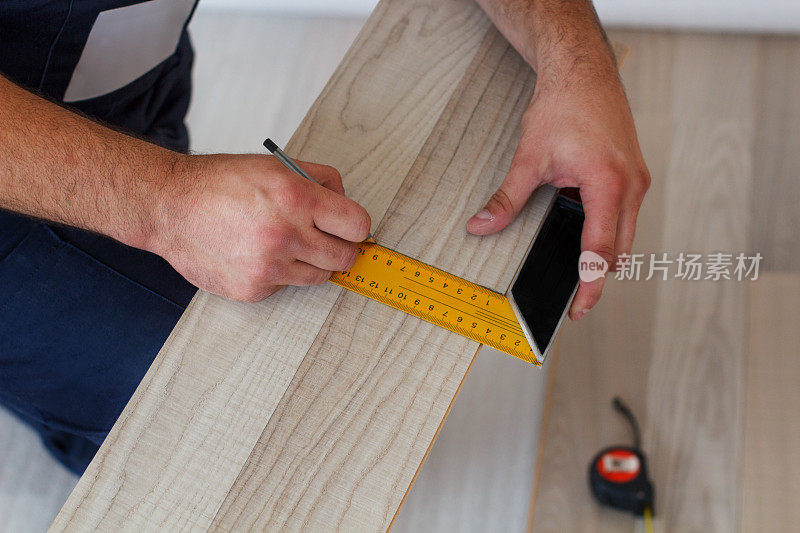 测量和铺设家庭强化地板。