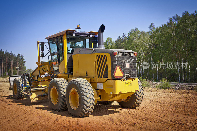 在一条新公路建设的黄色平地机