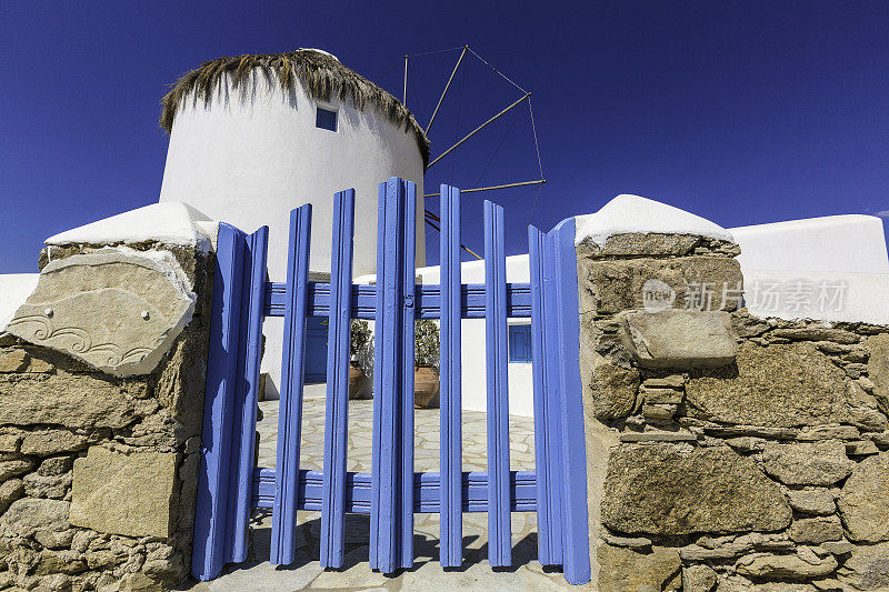 希腊米科诺斯，带风车的蓝色门
