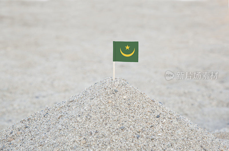 海滩上悬挂着毛里塔尼亚国旗