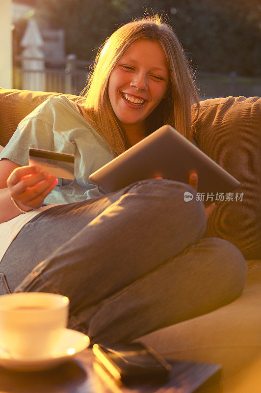 用平板电脑和信用卡购物的女人