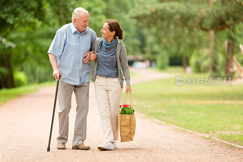 照顾老人的女人帮助老人购物