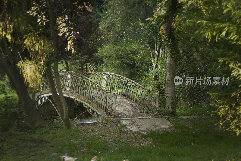 一座古老公园里的桥