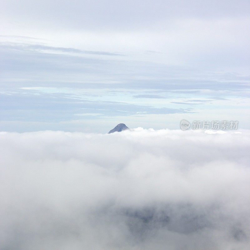 玻璃屋山比尔瓦山出现在云端