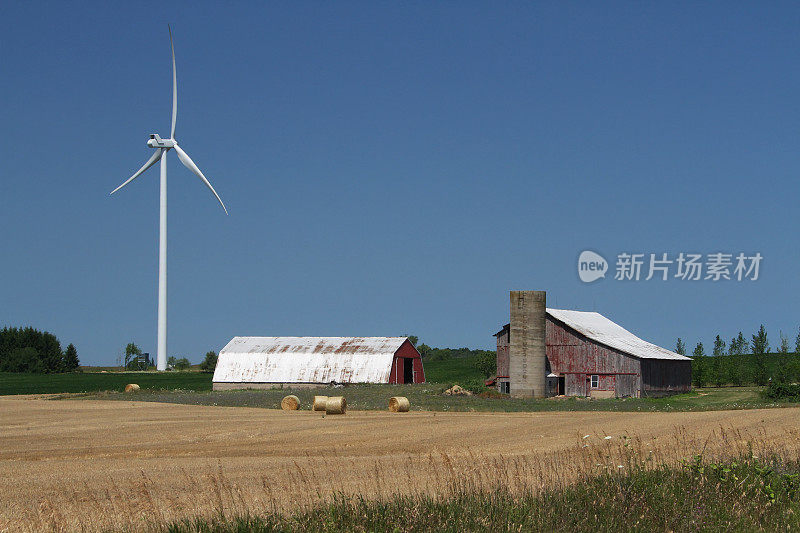 农场谷仓附近有风车。风力发电机。密歇根。