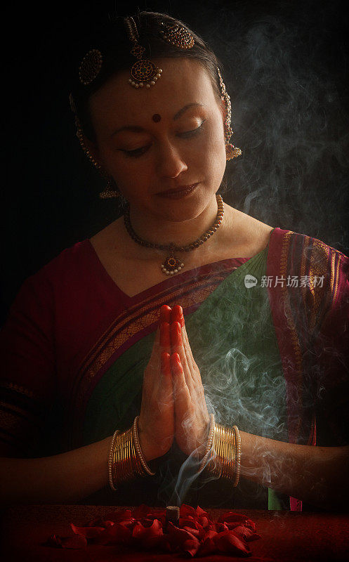 印度妇女祈祷