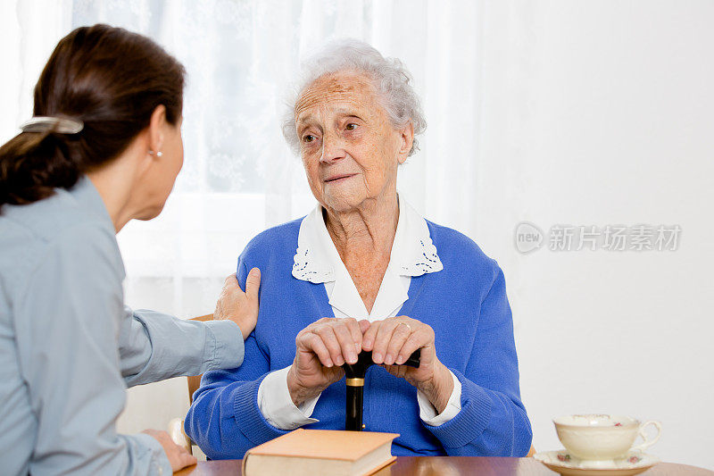 照顾者安慰年长女性