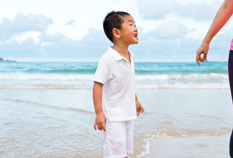 在海滩上玩得开心吗