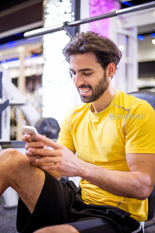 一个男人在健身的时候发短信