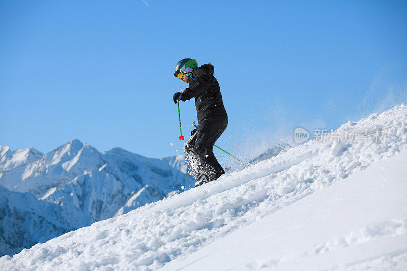 男子滑雪者离开雪道滑雪粉雪阳光明媚的滑雪胜地