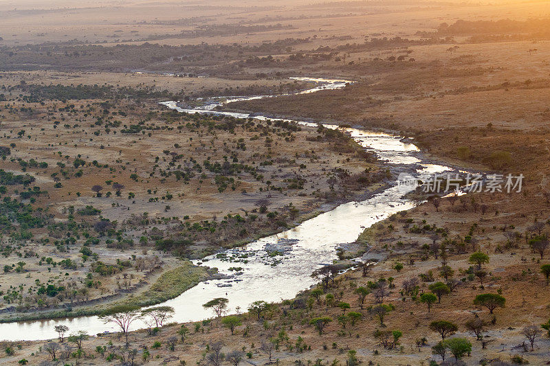 马拉河蜿蜒穿过非洲坦桑尼亚的塞伦盖蒂平原