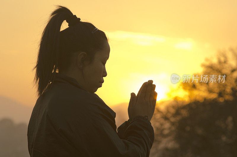 武士女人祈祷