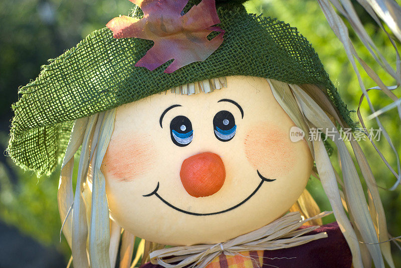 快乐的稻草人的脸，秋天户外前院的背景